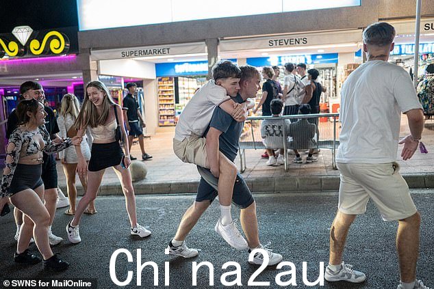 男人们背着他们的朋友,或者在他们走路时支撑他们,而警察则看着混乱的展开