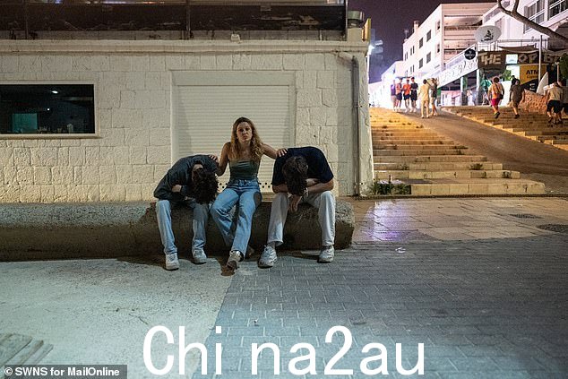 一名妇女正在照顾两名在马盖鲁夫衣着较差的男子