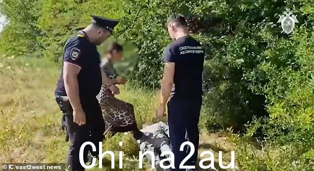 两名俄罗斯妇女,分别为 29 岁和 37 岁,因涉嫌杀害一名 63 岁的男子而被拘留,该男子拒绝在斯塔夫罗波尔地区米哈伊洛夫斯克的教堂墓地与她们发生性关系。视频显示她们被指控杀害犯罪现场与警察