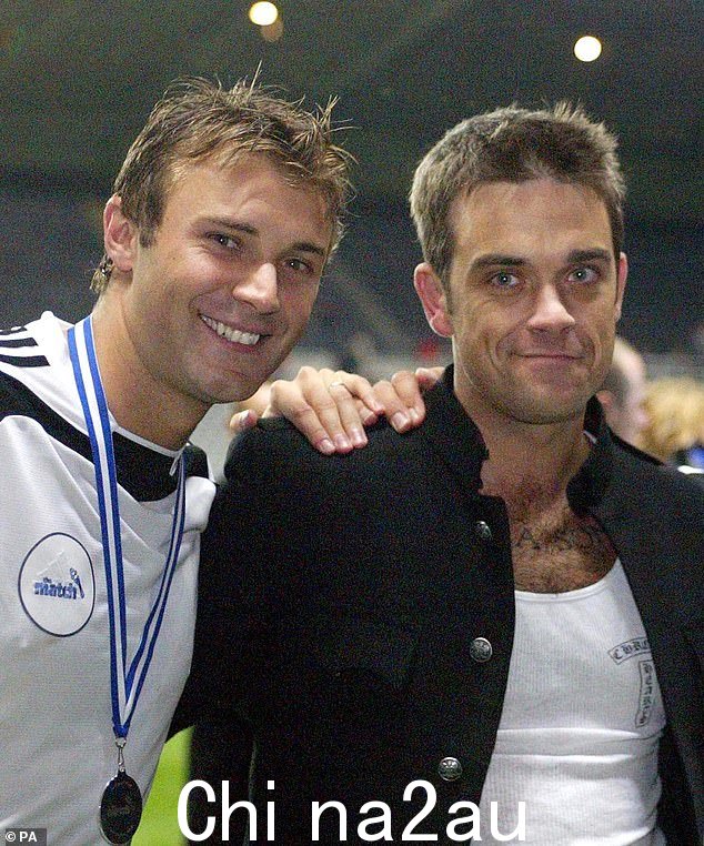 Soccer Aid 联合创始人乔纳森·威尔克斯 (Jonathan Wilkes) 是谁?这位电视节目主持人和歌手的生活内部,包括与罗比·威廉姆斯 (Robbie Williams) 的“非常亲密”的友谊(2004 年合影)