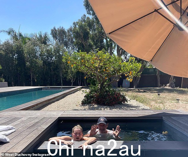 Duchovny 和 Téa 也是 25 岁女儿 Madelaine West Duchovny(左,9 月 5 日摄)的骄傲父母,她毕业于布朗大学,去年主演了 Netflix 剧集《Painkiller》和 Hulu 剧集《Saint X》