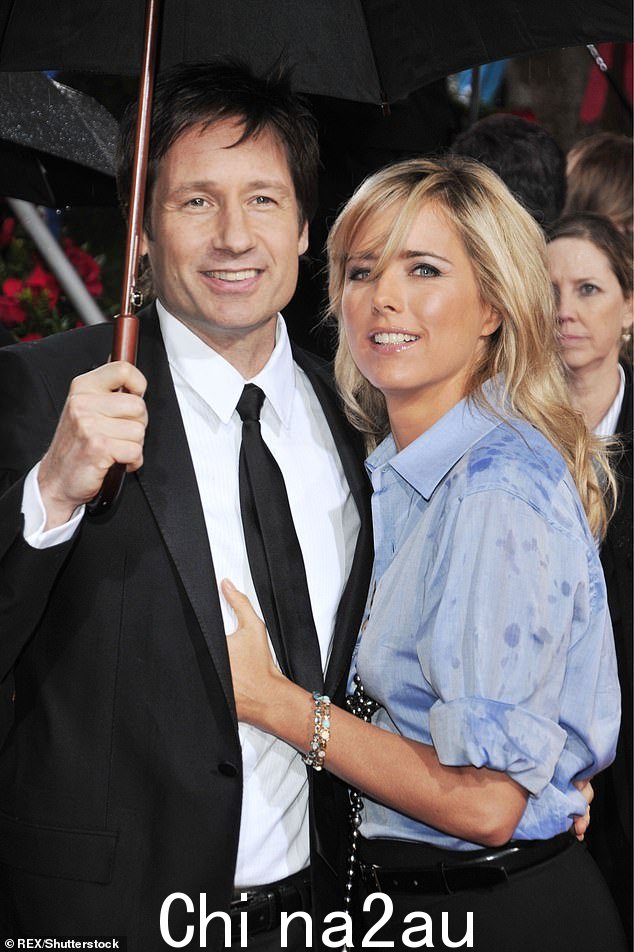 Duchovny 于 2008 年与 Leoni(右,2010 年拍摄)分居,当时他完成了性成瘾的康复期几个月,但他们在 2009 年重新点燃了恋情,然后在 2011 年第二次分居,并于 2011 年离婚。 2014 年最终确定