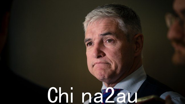昆士兰州议员 Robbie Katter 认为这些措施考虑到国家正在使用纳税人的资金来返还通过税收筹集的资金,他“相当不诚实”,同时他还贬低了更便宜的公共交通所谓的好处。图片:NewsWire/Glenn Campbell