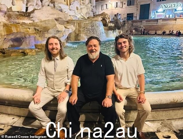 这位演员是 20 岁的查尔斯和 17 岁的丁尼生及其前妻丹妮尔的父亲,现在看起来与他的角斗士角色截然不同