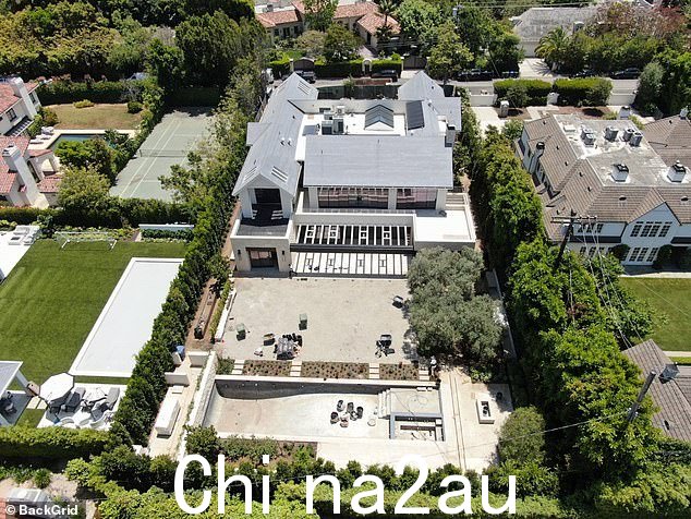 布雷迪的房产将有一个后花园和一个室外游泳池,两者都尚未完工