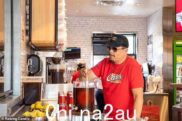 '这是庆祝我和 Cane's 冰茶的国庆节,很高兴能在我最喜欢的节日之一再次与 Cane's 合作,'Ice T