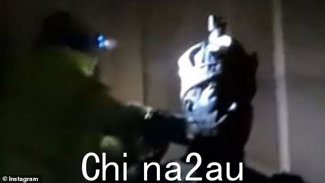 社交媒体上流传的视频片段显示破坏者从墨尔本乔治五世雕像上砍下头部