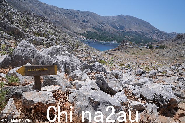 Pedi 山上岩石小路上指向 Agia Marina 的方向标志(远处的 Pedi 中心,右图),一个小渔村