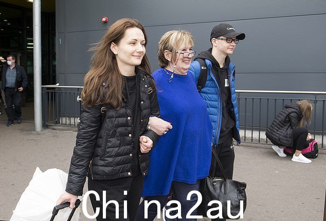 在英国生活期间,Zoriana 报名参加了在线英语课程,以提高她的语言能力