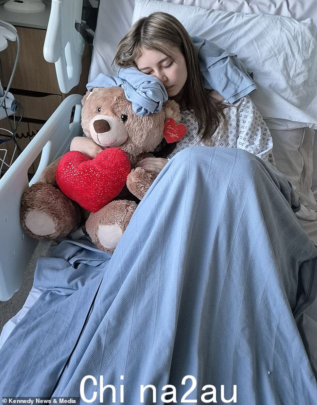 Kyla Blight 在吸了相当于 400 支香烟的电子烟后肺部塌陷