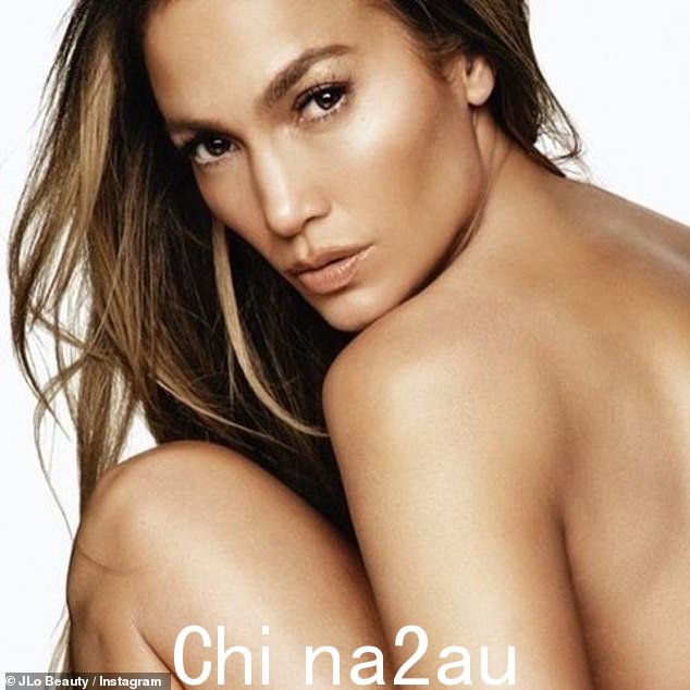 Jennifer Lopez 周末在她的 JLO Beauty 页面上发布了一些有趣的 Instagram 帖子,来自布朗克斯的 54 岁海妖分享了一张裸体闪回照片,以帮助宣传她的护肤系列