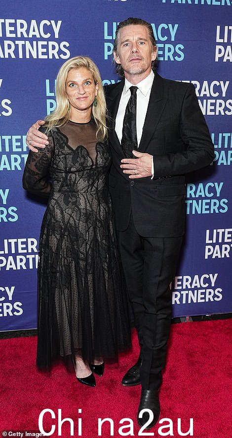 他的第二任妻子 Ryan Shawhughes Hawke 也出现在红地毯上,她穿着黑色蕾丝长裙和漆皮高跟鞋