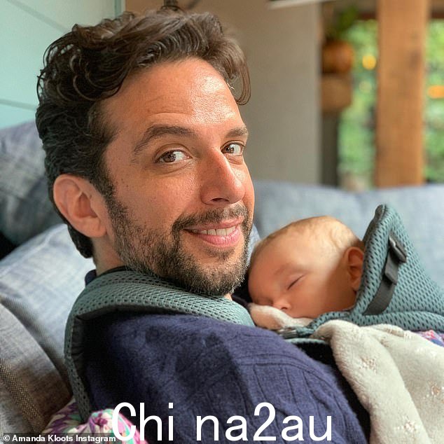 Nick 和他的小儿子 Elvis 在 Instagram 上 2020 年 2 月的帖子中出现