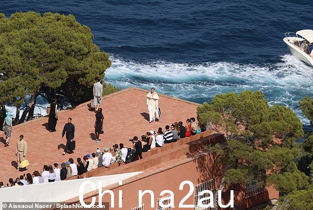 该活动在风景如画的背景下举行