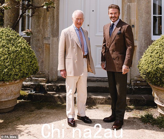 6 月 1 日发布的查尔斯与大卫·贝克汉姆 (David Beckham) 在格洛斯特郡海格罗夫庄园的照片,大卫·贝克汉姆被宣布为国王基金会的新大使