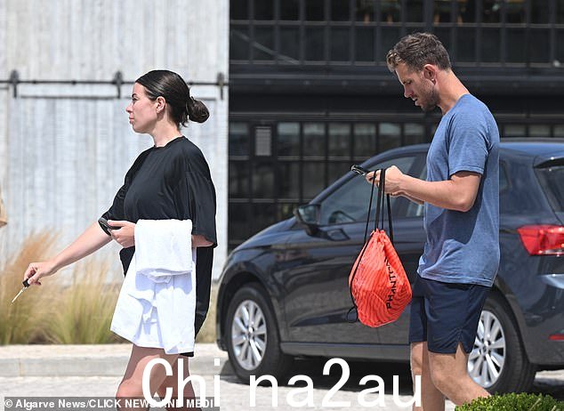两人看上去很轻松在葡萄牙阳光明媚的日子里,他们穿着健身装备的心情