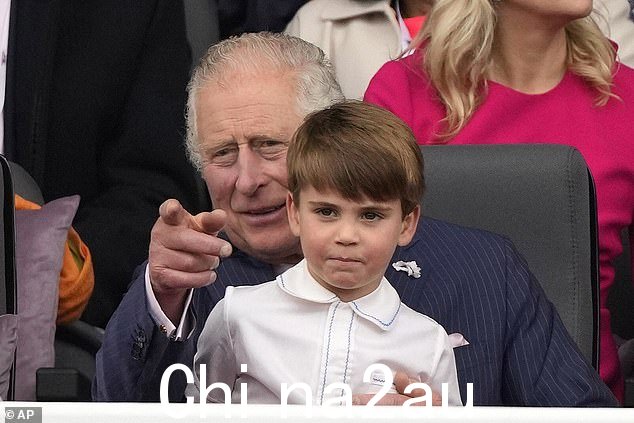 查尔斯和他的孙子路易王子出席 2022 年在白金汉宫外举行的已故女王登基五十周年庆典