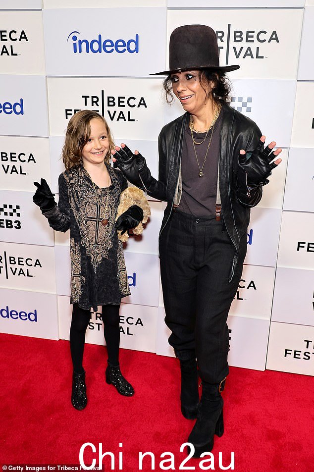 Perry 与她的前男友、康纳斯明星萨拉·吉尔伯特 (Sara Gilbert) 分享她的儿子,49 岁。吉尔伯特于 2017 年向 Perry 提出离婚2019 年 12 月,引用“不可调和的差异”