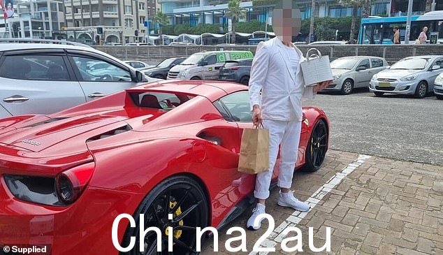 Louanne Ward 的前夫已经和另一个女人约会了八年 - 她很震惊地发现她就是另一个女人。米切尔*向 Louanne 发送了这张自己开着法拉利的照片,说他买了一辆新车