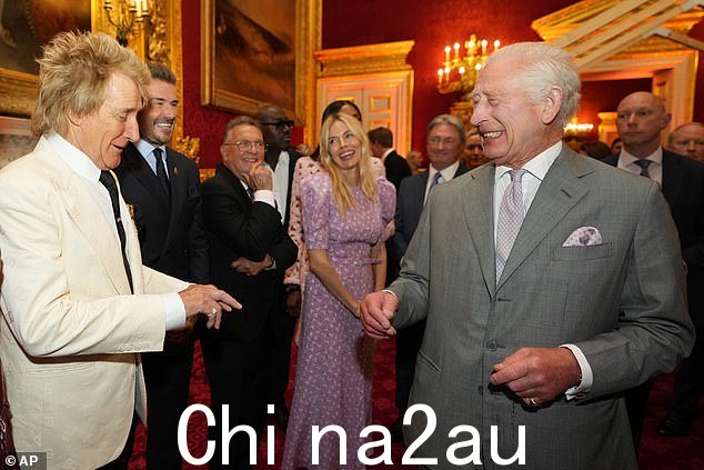 英国流行偶像罗德·斯图尔特(左)、前足球运动员大卫·贝克汉姆(左二)和女演员西耶娜·米勒(中)与国王查尔斯三世(右)交谈