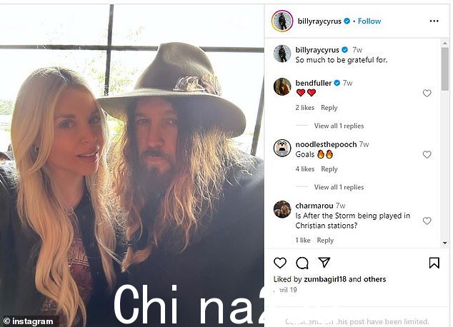 分手仅一个月,比利与妻子分享了一张甜蜜的照片,并说'非常值得感激'