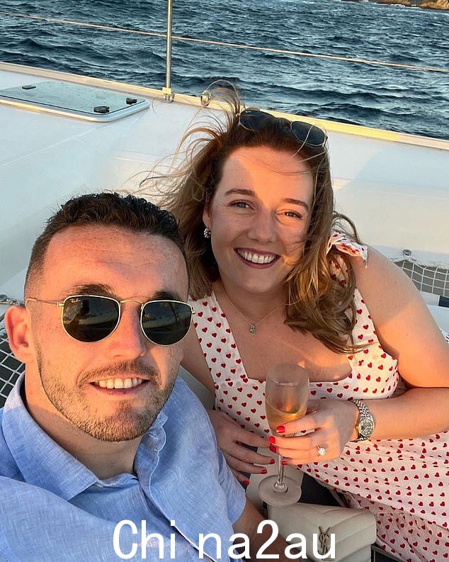 Sara Stokes 嫁给了阿斯顿维拉中场球员 John McGinn,他在 2022 年向社会工作者求婚。