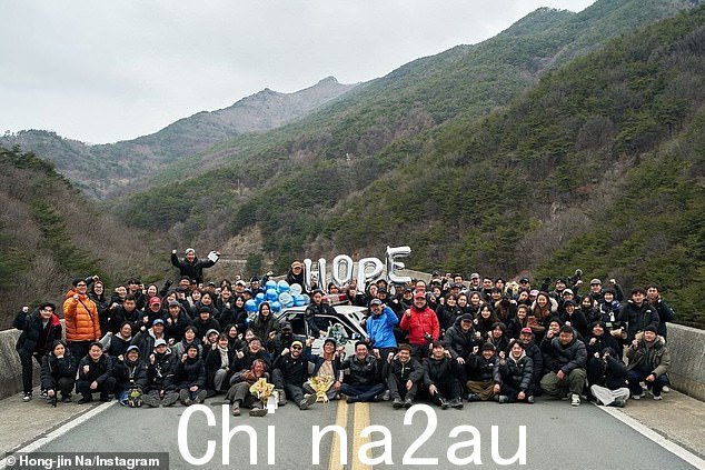 去年,维坎德和这位 47 岁的德国出生的爱尔兰人与泰勒·罗素和 Hoyeon 一起在韩国导演罗洪金的惊悚片《希望》中担任主角