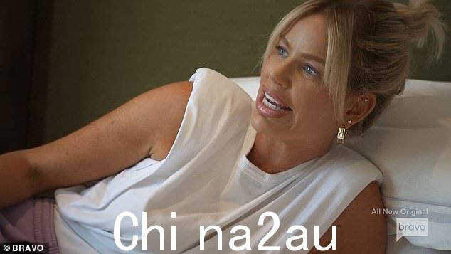 卡罗琳·斯坦伯里 (Caroline Stanbury) 与她的新婚丈夫塞尔吉奥·卡拉洛 (Sergio Carrallo) 开玩笑说,即使她在周二的《真正的主妇》节目中与前夫“再次成为一家人”,他仍然可以和她住在一起。迪拜 on Bravo