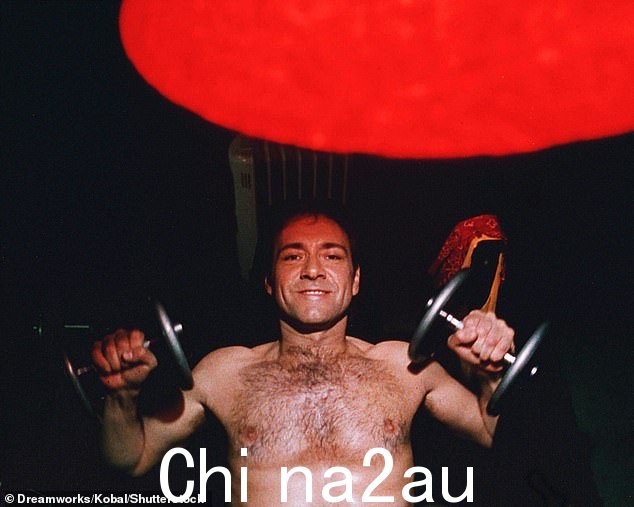 他因在《美国丽人》中饰演经历中年危机的莱斯特·伯纳姆而获得 2020 年奥斯卡最佳男主角奖