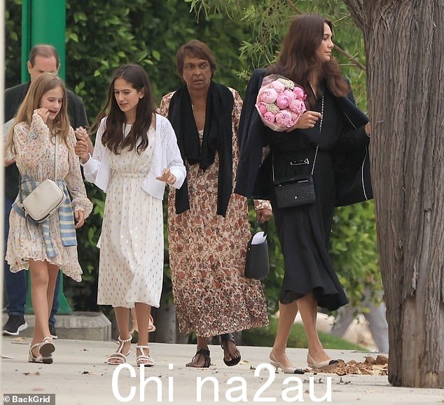 Mabel 毕业后与她的妹妹 Evelyn 聊天,而 Emma 的妈妈 Zorina Herring 也在场