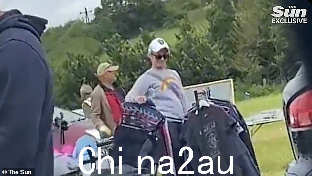 Tamzin Outhwaite 被发现试图在埃塞克斯奇格韦尔的汽车后备箱拍卖会上出售自己的一些 T 恤和海报