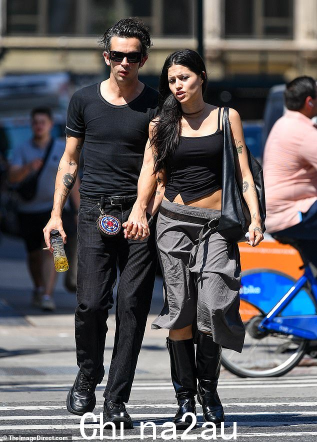 马蒂·希利 (Matty Healy) 的新女友,26 岁的加布里埃特·贝克特尔 (Gabbriette Bechtel) 强烈暗示,她将与 1975 年的歌手、35 岁的她“结婚”——在他们经历了九个月的旋风般的恋情之后(2023 年 9 月拍摄)