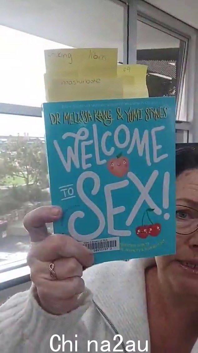金塞拉女士说诸如“Welc”之类的书奥姆到性' (如图)鼓励对未成年人进行“诱骗”和“性虐待”,并呼吁奥尔巴尼市议会将这些书籍下架