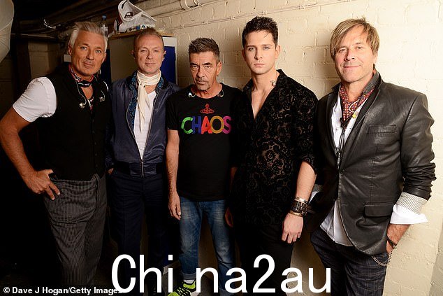 (L-R) Martin Kemp、Gary Kemp、John Keeble、Ross William Wild 和 Steve Norman 于 2018 年 10 月 29 日在伦敦 Eventim Apollo 的 Spandau 芭蕾舞团后台