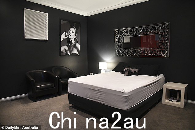 如图:足球伟人以前的建筑内的一间卧室