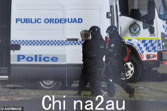 一位年轻的澳大利亚人透露了解决昆士兰州青少年犯罪危机的解决方案(如图,少年在少年拘留中心发生骚乱后被捕)