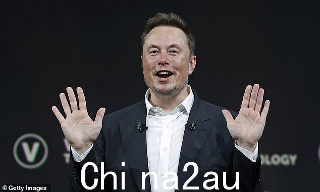 SpaceX 和特斯拉首席执行官兼 Twitter 所有者埃隆·马斯克在 2023 年 6 月出席 Viva Technology 会议时做出的手势