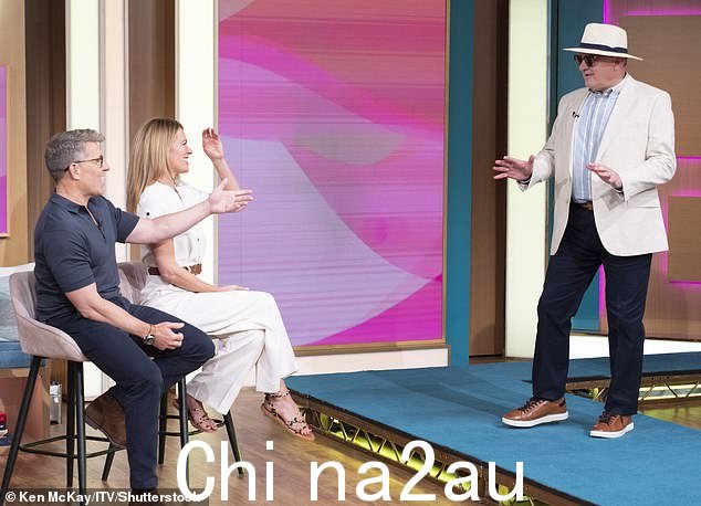 Cat Deeley 敦促埃德爵士“收紧颧骨”、“夹紧臀部”并“转身”