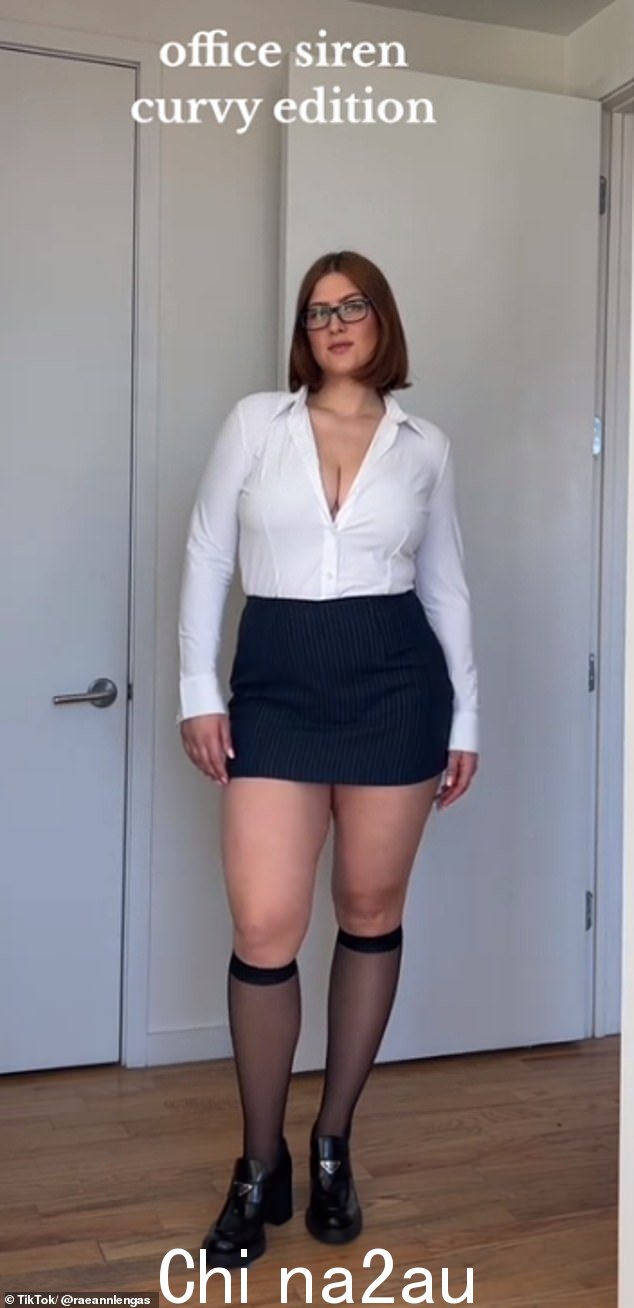 Raeann Langas(如图),来自洛杉矶,穿着齐膝高的网状黑色袜子、迷你裙和紧身白衬衫,营造出“办公室警笛曲线版”造型