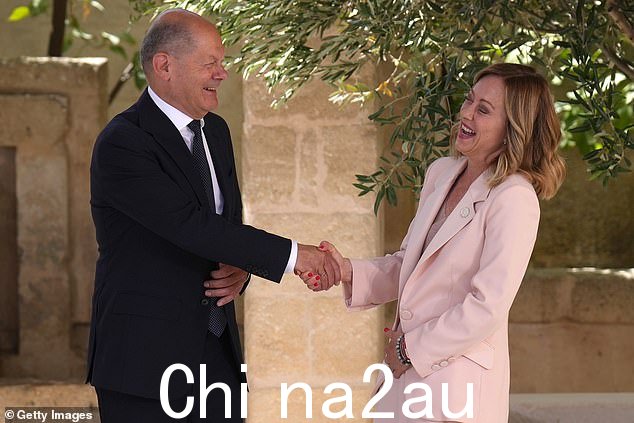 尽管存在政治分歧,德国总理奥拉夫·肖尔茨和梅洛尼似乎一起分享了一个笑话,意大利领导人今天欢迎德国总理