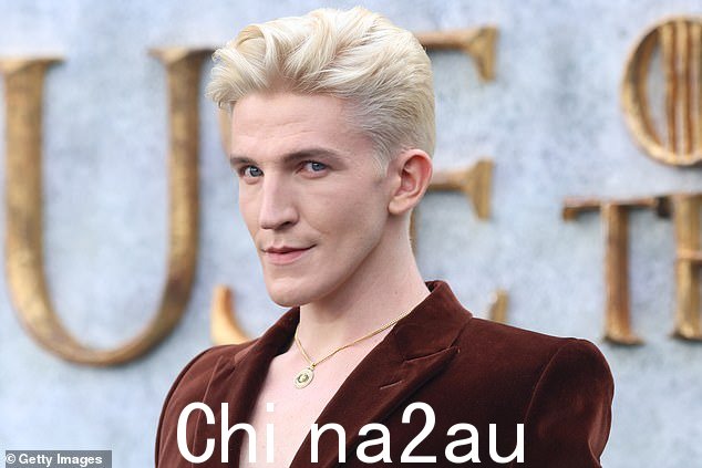 伊万·米切尔(Ewan Mitchell)饰演伊蒙德·坦格利安(Aemond Targaryen),透露他有意识地决定避开《神秘博士》的主演,以便让他们在最后一集中的表现更好,因为他们的角色有强烈的凝视” class=