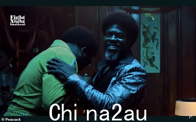扮演鸡人的哈特在派对上跳舞,他还在预告片中负责旁白