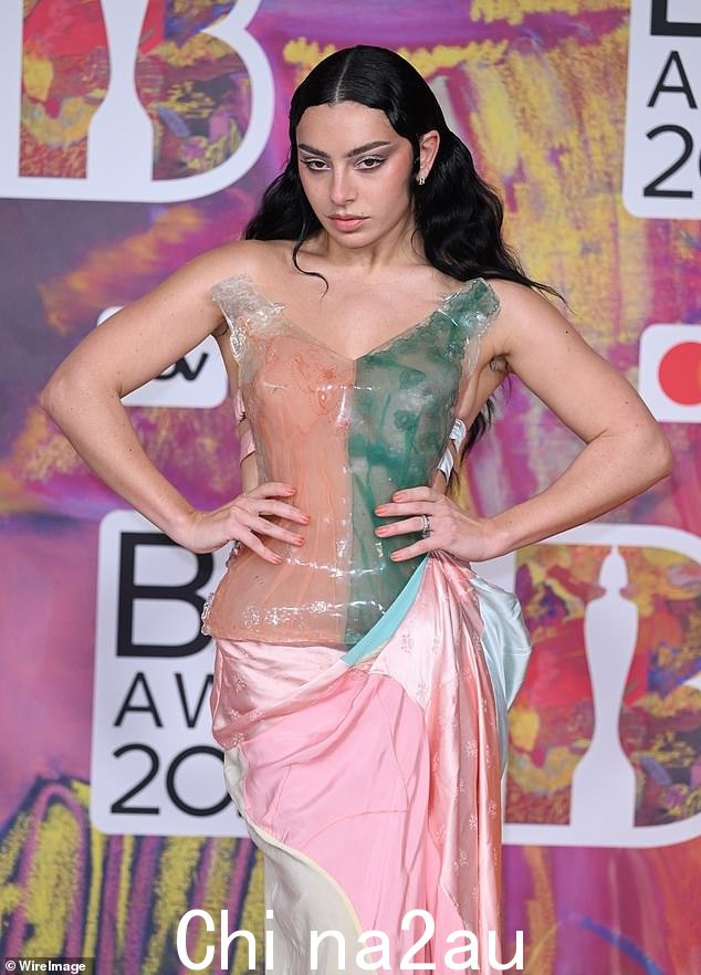 Matty 和 Gabbriette 第一次见面是通过他的乐队成员 George Daniel 的未婚妻 Charli XCX(如图)