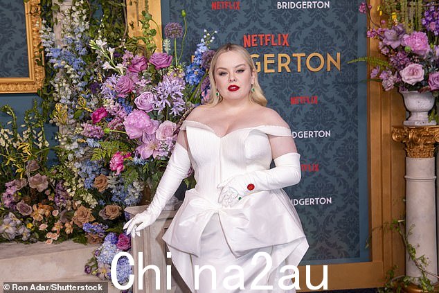 Nicola Coughlan 经常被拍到坐在时装周秀场的前排,与一线明星成为朋友,凭借与造型师 Aimee Croysdill 在 Bridgerton 的合作,成为主角并名列各种最佳着装榜单的榜首。 Premiere