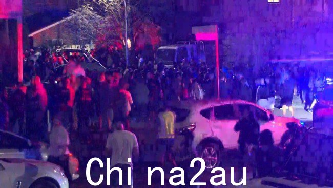 4 月份韦克利爆发骚乱,警察和救护车做出反应马尔·马里·伊曼纽尔主教在好牧人基督教堂被刺伤。图片:TNV