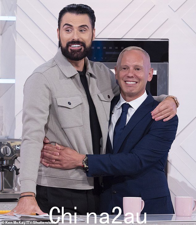 Rylan,35(左)开玩笑说,妈妈琳达·克拉克(Linda Clark)相信他和朋友 Robert Rinder,46(右)订婚了,因为两人在拍摄 BBC 旅游节目时关系密切。 =