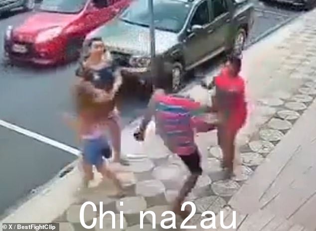 一名男子(右下)在巴西街头看到一名女子(右上)无缘无故殴打一名年轻女孩(左下)后,以武力回应