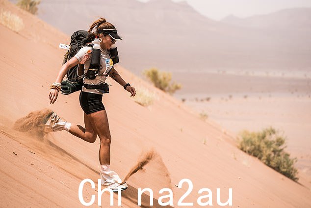 Susie Chan 在摩洛哥炎热和尘土飞扬的沙漠中参加艰苦的摩洛哥马拉松比赛