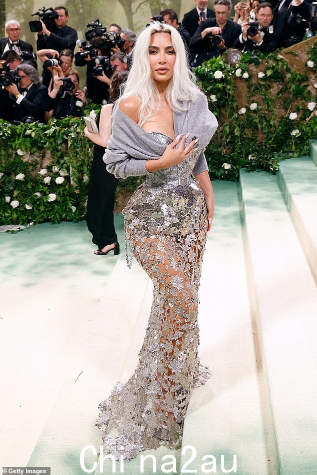 上个月,卡戴珊因在最近一次 Met Gala 亮相后为年轻女孩树立了不健康的榜样而受到猛烈抨击;图为 2024 年 Met Gala