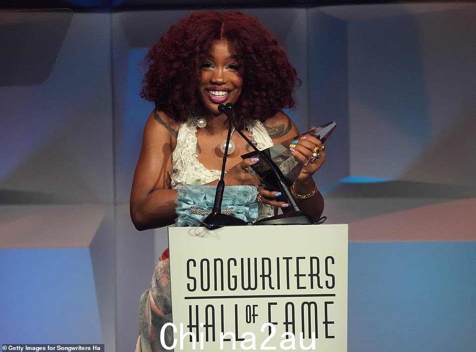 SZA - 在 2 月份的 2024 年颁奖典礼上获得三项格莱美奖 - 是今年的哈尔大卫星光奖获得者